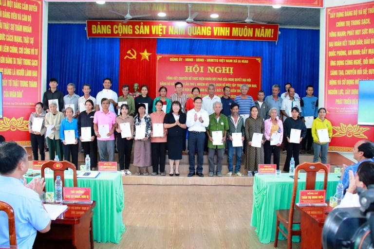 Lãnh xã Ia Hiao khen thưởng các cá nhân và tập thể tiêu biểu trong phong trào hiến đất mở rộng đường giao thông nông thôn