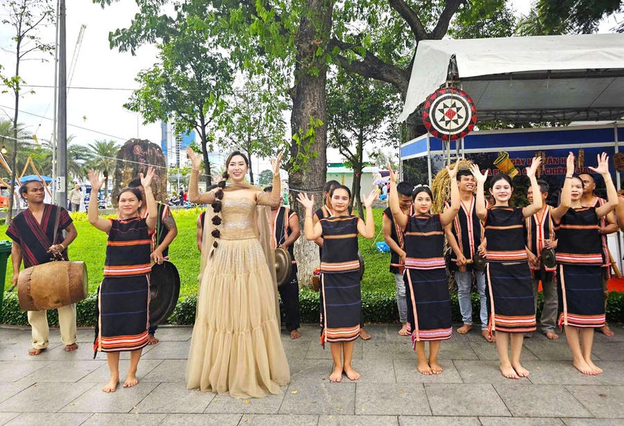 Giữ lễ, giữ làng để đi đường dài - ảnh 2