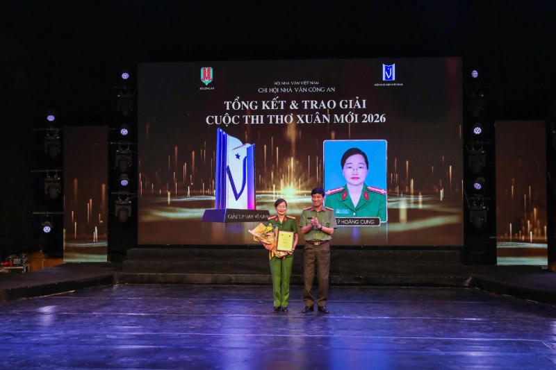 Đại tá Trần Cao Kiều, Phó Cục trưởng Cục Truyền thông CAND, Giám đốc - Tổng biên tập Nhà xuất bản CAND trao Giải đặc biệt cho Thượng tá Lý Hoàng Cung