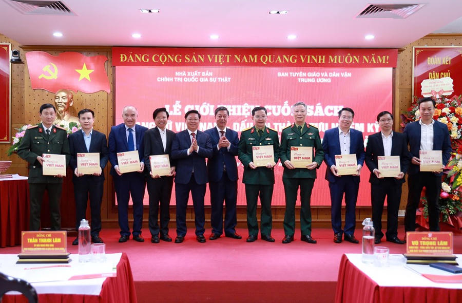 Phó Trưởng Ban Tuyên giáo và Dân vận Trung ương Trần Thanh Lâm và Giám đốc - Tổng Biên tập Nhà xuất bản Chính trị quốc gia Sự thật Vũ Trọng Lâm tặng sách các đại biểu