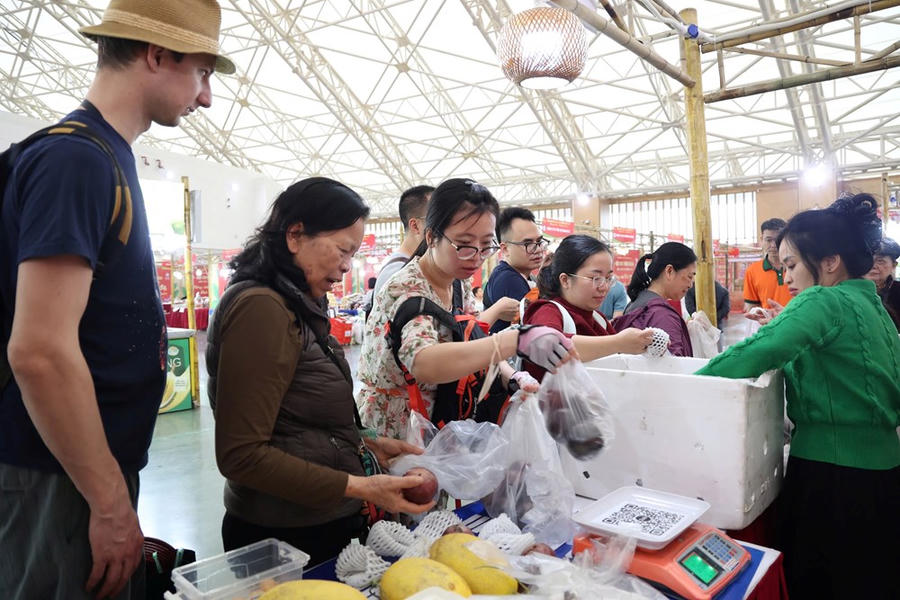 Nhiều mặt hàng được người dân lựa chọn