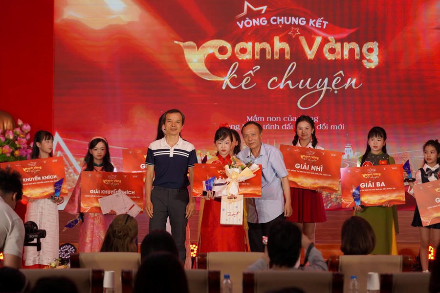Thí sinh Hoàng Ngọc Bảo Anh, sinh năm 2013, học sinh lớp 7 The Dewey Schools Tây Hồ Tây, Hà Nội giành giải Nhất cuộc thi