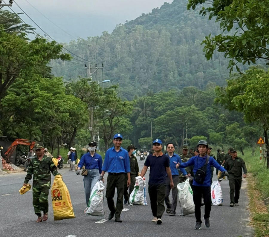 Gần 300 tình nguyện viên đồng loạt ra quân thu gom rác, góp phần nâng cao ý thức cộng đồng trong bảo vệ môi trường và hệ sinh thái bán đảo Sơn Trà