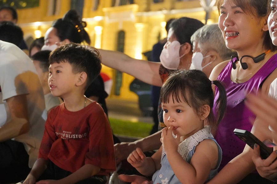 Tiết mục xiếc của các nghệ sĩ mang đến sự hào hứng cho trẻ em