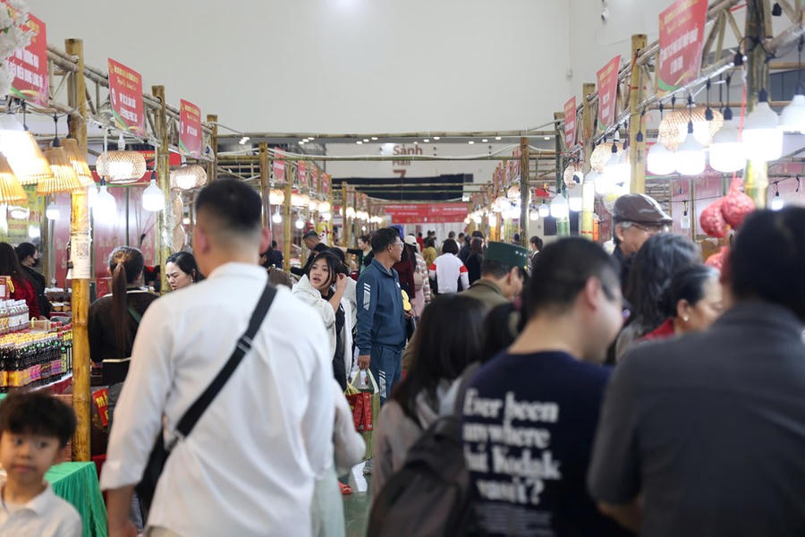 Các lối đi bên trong nhà Triển lãm của Trung tâm Hội chợ Triển lãm Việt Nam chật cứng người mua sắm