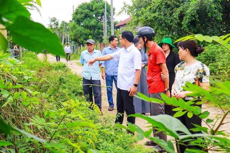 Lãnh đạo xã cùng người dân kiểm tra hiện trạng khu vực hiến đất mở rộng đường giao thông nông thôn