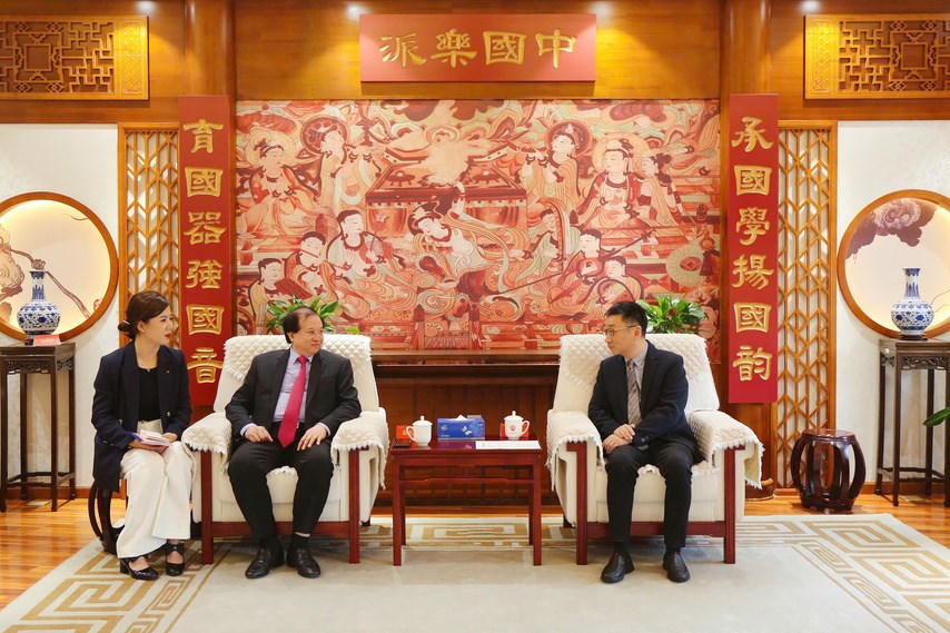 Thứ trưởng Bộ VHTTDL Tạ Quang Đông trao đổi với Giám đốc Học viện Âm nhạc Trung Quốc Lý Tâm Thảo