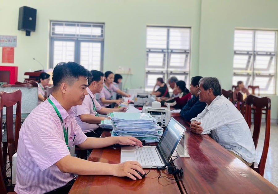 Cán bộ Phòng giao dịch Ngân hàng Chính sách xã hội Nghĩa Hành đang giải ngân vốn vay