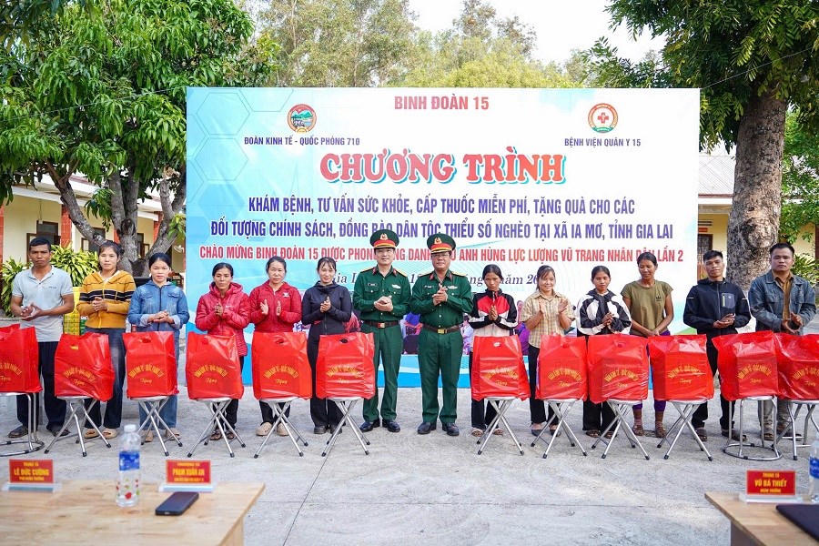 Binh đoàn 15 chăm sóc sức khỏe đồng bào xã biên giới Ia Mơ