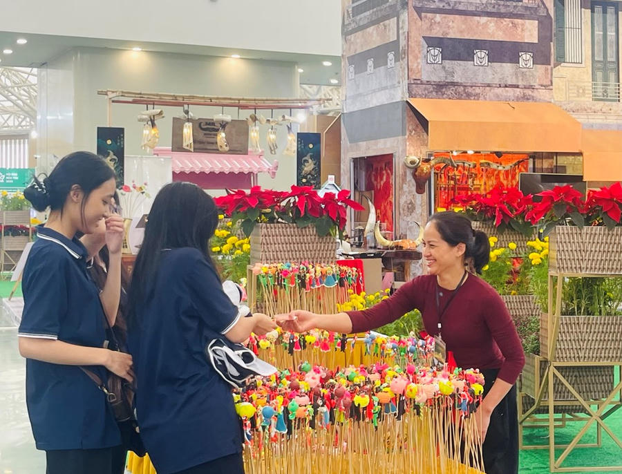 Giới thiệu sản phẩm của làng nghề tò he (Hà Nội) tại không gian triển lãm A80