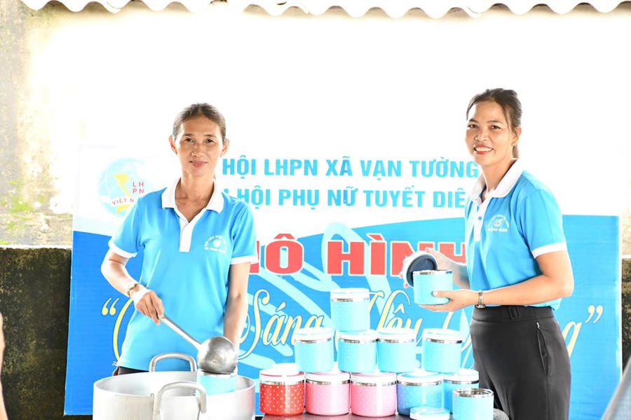 Chị Phan Thị Loan (bên trái) cùng các chị Chi hội Phụ nữ thôn Tuyết Diêm 3 thực hiện mô hình bữa sáng yêu thương