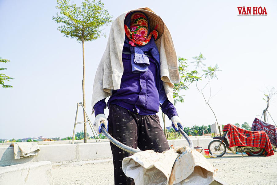 Những phận đời phụ nữ gồng mình giữa nắng hè - ảnh 6