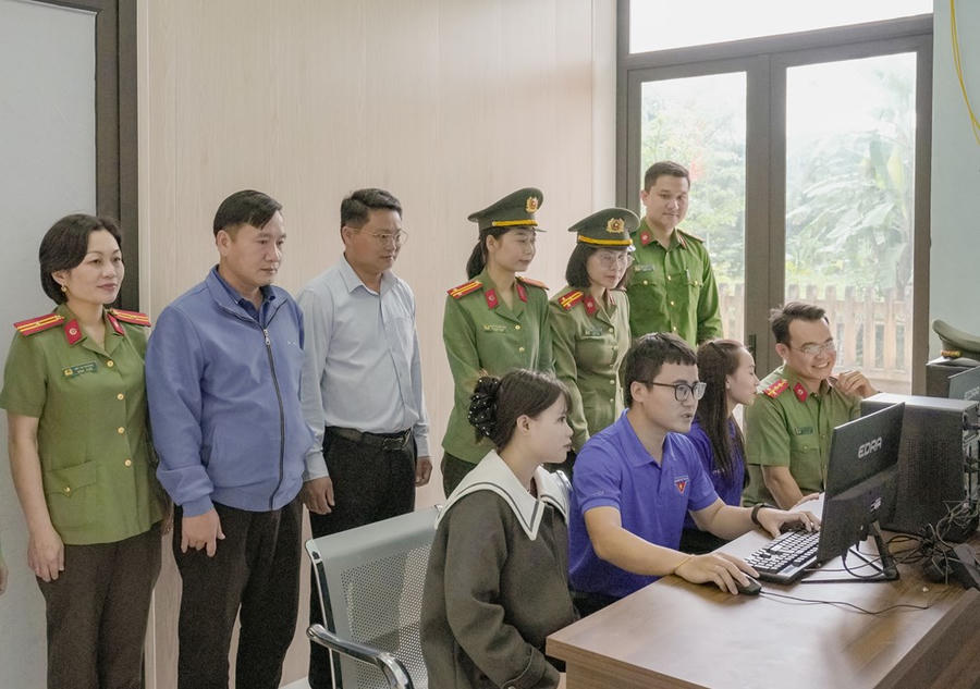 “Lớp học số” giữa bản làng Dân Hóa