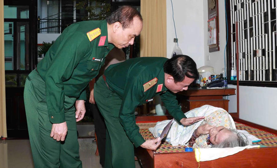 Đi về phía nhân dân - ấm áp nghĩa tình quân dân giữa lòng Đà Nẵng - ảnh 2