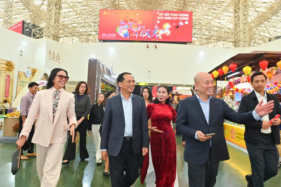 Phó Thủ tướng Bùi Thanh Sơn tham quan và trải nghiệm thực tế tại Hội chợ Mùa Xuân lần thứ nhất năm 2026
