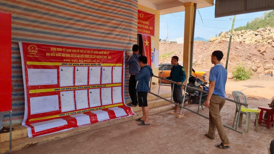 Công tác chuẩn bị cho cuộc bầu cử tại các bản làng xã biên giới Mỹ Lý (Nghệ An) được triển khai nghiêm túc dù việc tái thiết sau trận lũ lịch sử còn nhiều bề bộn. Ảnh: CSCC