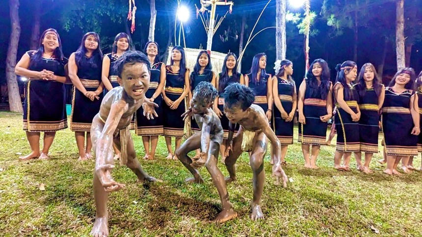 Người dân và du khách giao lưu trong không gian văn hóa dân tộc Gia Lai