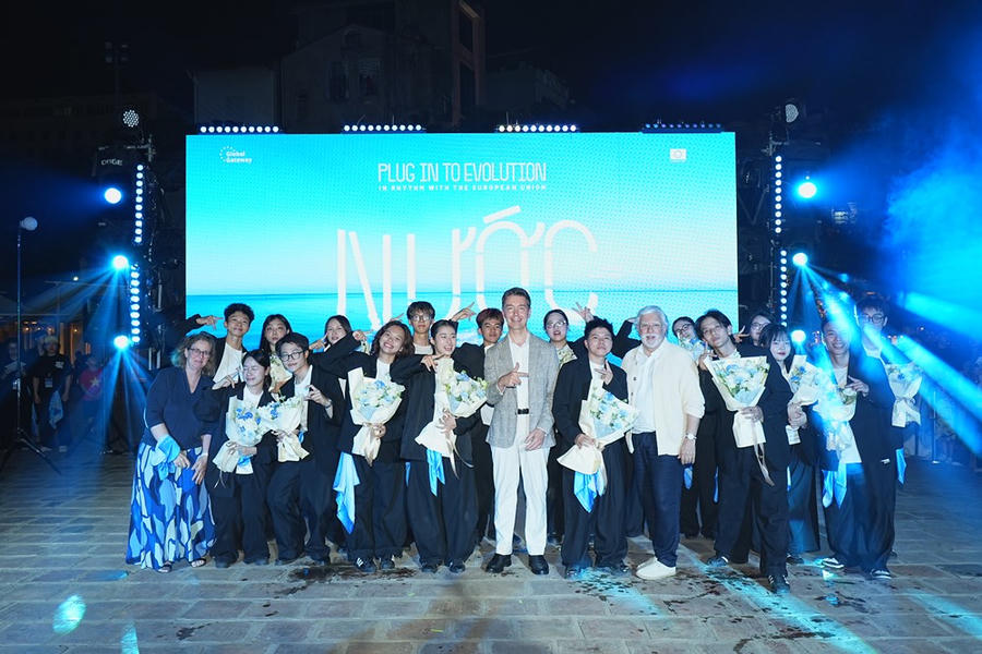 Đại sứ EU tại Việt Nam Julien Guerrier chụp ảnh lưu niệm cùng nhóm nghệ thuật tại sự kiện