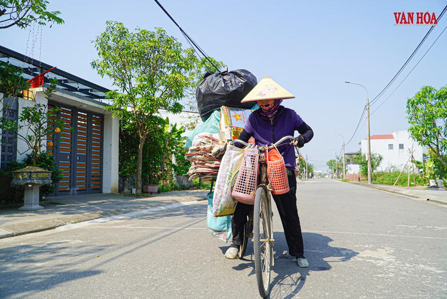 Những phận đời phụ nữ gồng mình giữa nắng hè - ảnh 9
