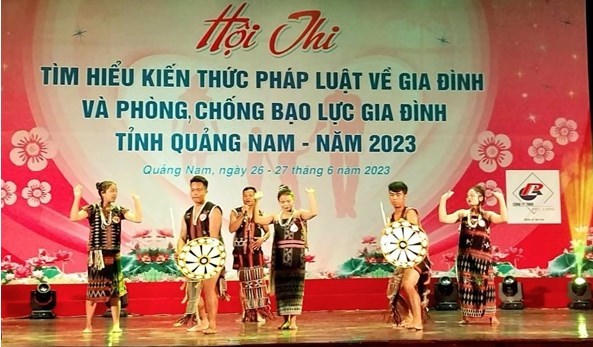 Đồng bào miền núi Quảng Nam cũ tham gia hội thi tìm hiểu kiến thức pháp luật về gia đình và phòng chống bạo lực gia đình