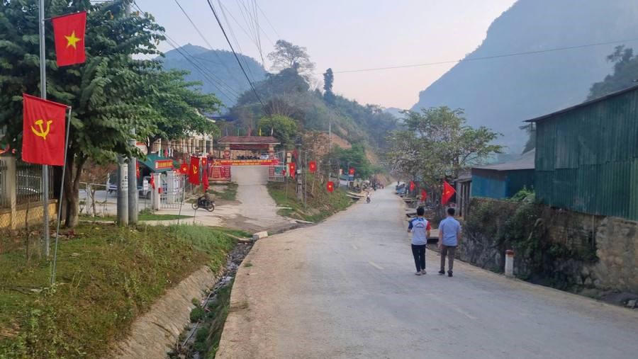 Sắc đỏ cờ hoa phủ kín trung tâm xã Bắc Lý, tạo nên không khí rộn ràng trước ngày bầu cử