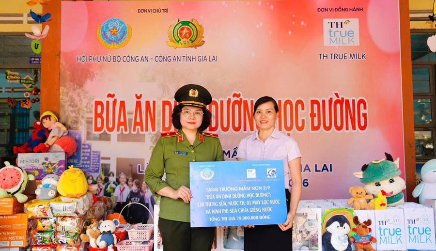  Hội Phụ nữ Công an nhân dân mang yêu thương đến với xã vùng biên Ia O - ảnh 4