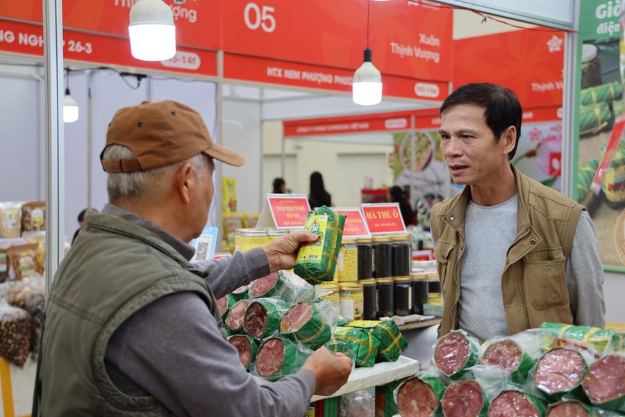 Những gian hàng bán đặc sản vùng miền, phục vụ ngày Tết được nhiều người tiêu dùng lựa chọn giúp tăng trưởng doanh thu ấn tượng