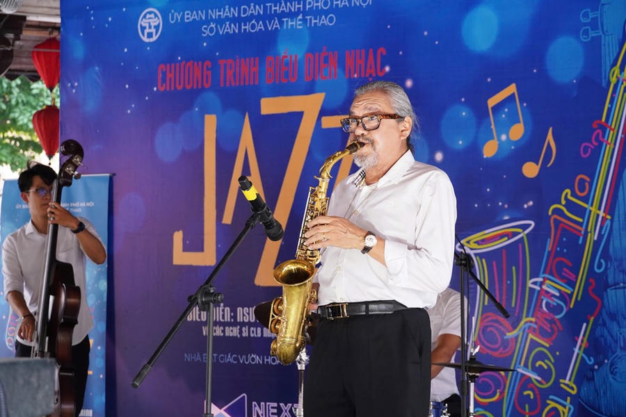 NSƯT Quyền Văn Minh biểu diễn tại chương trình "Âm nhạc cuối tuần"