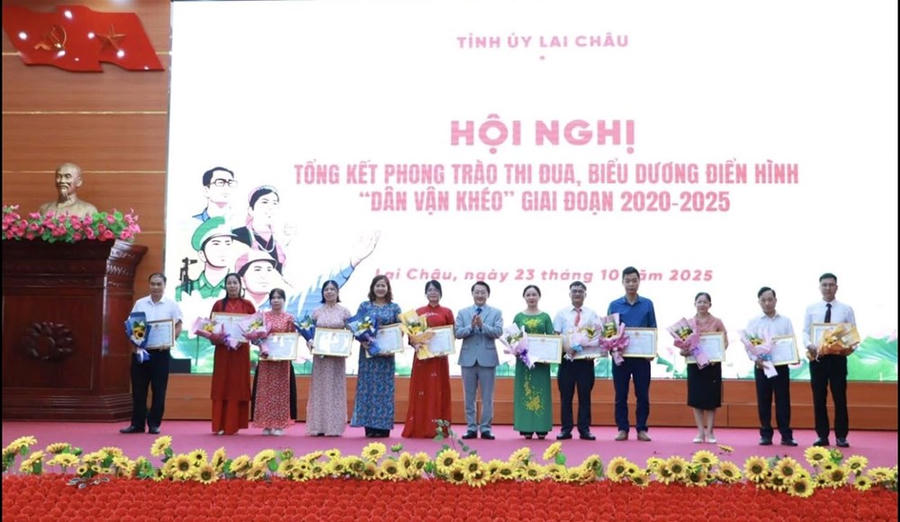 Trao Bằng khen cho các tập thể có thành tích xuất sắc trong thực hiện phong trào thi đua “Dân vận khéo”