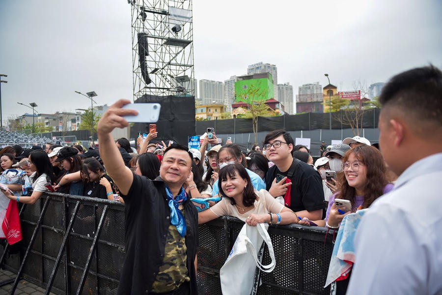 NSND Tự Long hào hứng "selfie" cùng các khán giả