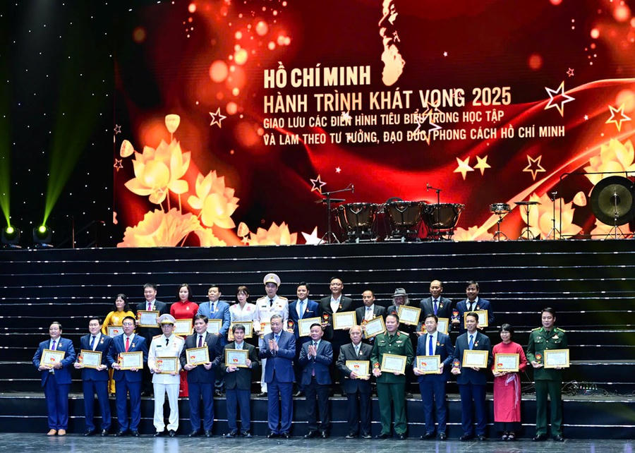 Tổng Bí thư Tô Lâm trao Giấy chứng nhận, Thường trực Ban Bí thư Trần Cẩm Tú đã trao Biểu trưng cho các cá nhân, tập thể điển hình tiêu biểu toàn quốc trong Học tập và làm theo tư tưởng, đạo đức, phong cách Hồ Chí Minh năm 2025