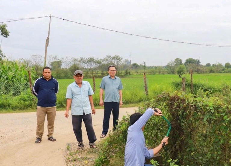 Nhân dân đồng thuận, tự nguyện hiến đất, tháo dỡ hàng rào, di dời cây trồng và các vật kiến trúc để tạo mặt bằng phục vụ thi công mở rộng tuyến đường