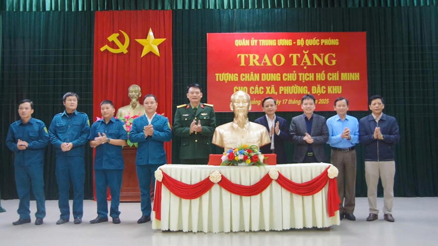 Trao tặng tượng chân dung Chủ tịch Hồ Chí Minh cho 78 xã, phường, đặc khu