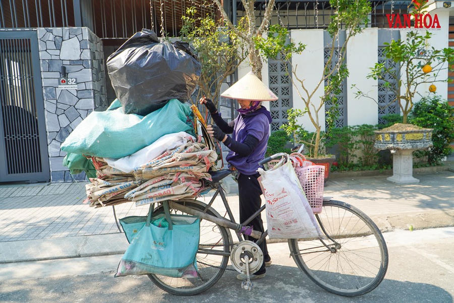 Những phận đời phụ nữ gồng mình giữa nắng hè - ảnh 11
