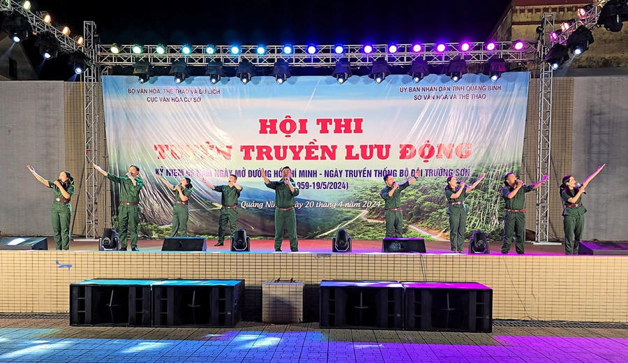 Lưu diễn tuyên truyền lưu động kỷ niệm 65 năm Ngày mở đường Hồ Chí Minh tại Quảng Bình - ảnh 3