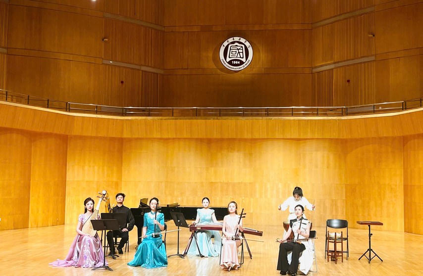 Tiết mục biểu diễn nghệ thuật trong khuôn khổ chuyến thăm, làm việc tại Học viện của Thứ trưởng Tạ Quang Đông