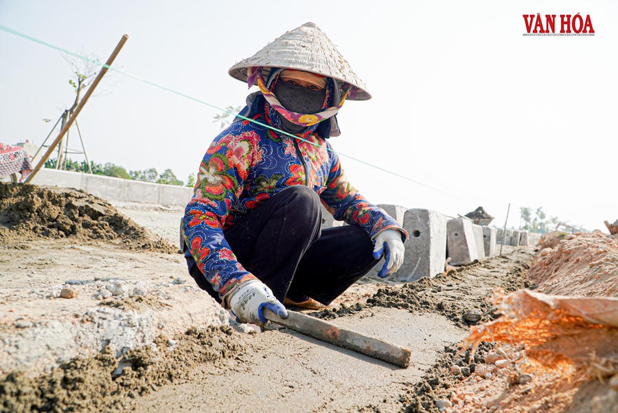 Những phận đời phụ nữ gồng mình giữa nắng hè - ảnh 8