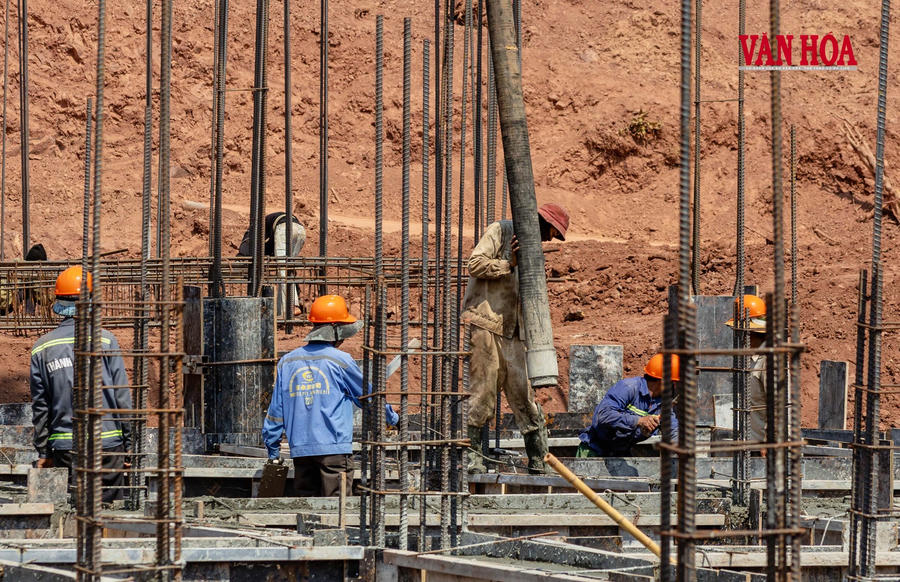 Nắng nóng bủa vây, công nhân vẫn bám công trường - ảnh 4