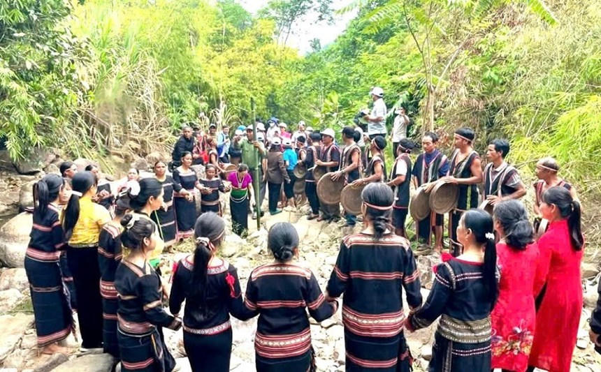 Trình diễn cồng chiêng trong lễ cúng rừng xã Gào