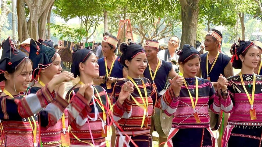 Nghệ nhân trình diễn văn hóa dân gian tại Ngày hội Gia Lai