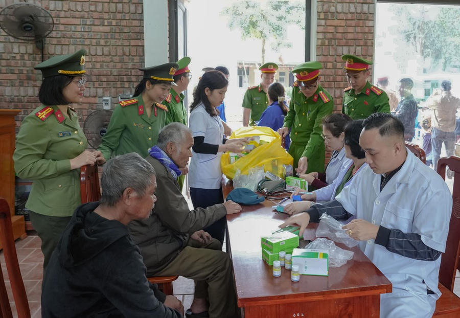Thăm khám và cấp thuốc cho bà con đồng bào dân tộc ở xã Dân Hoá