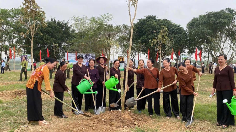 Đông đảo người cao tuổi nữ tham gia chương trình