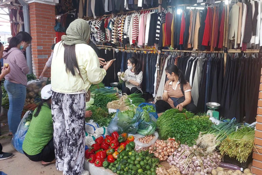 Mua hàng ở những chợ đầu mối, chợ bán giá rẻ... cũng là một trong nhiều cách tiết kiệm. Ảnh minh hoạ