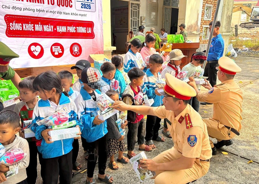 Đại diện các tổ chức trao quà cho các em học sinh có hoàn cảnh khó khăn trên địa bàn xã Chơ Long