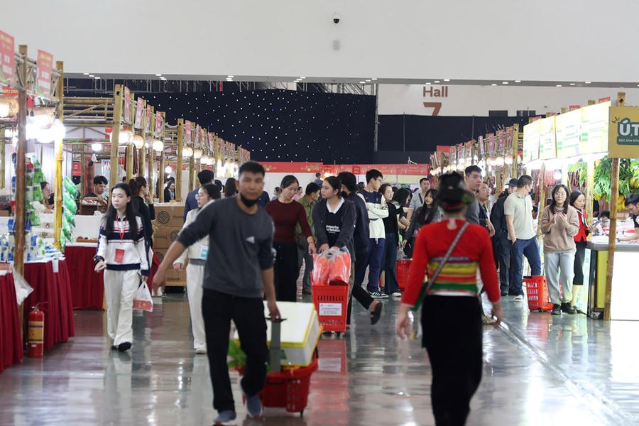 Các giỏ hàng đầy ắp của người dân