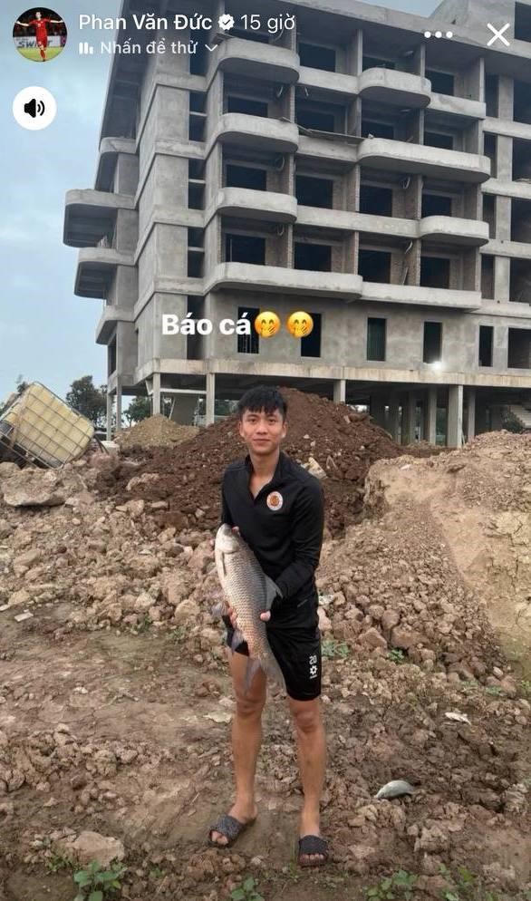 Cô chủ khách sạn khoe quà 8.3 cực khủng từ tuyển thủ Phan Văn Đức: Biệt thự mới toanh, phòng khách cực đẹp