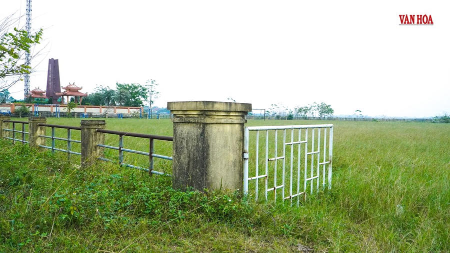 Mặc dù nằm ở vị trí trung tâm nhưng SVĐ xã Thạch Hội (cũ) sau sáp nhập về xã Đồng Tiến cũng bỏ hoang không sử dụng đến