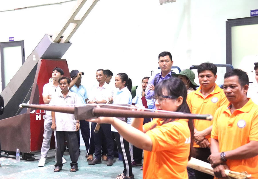 Vận động viên bộ môn bắn nỏ thi đấu