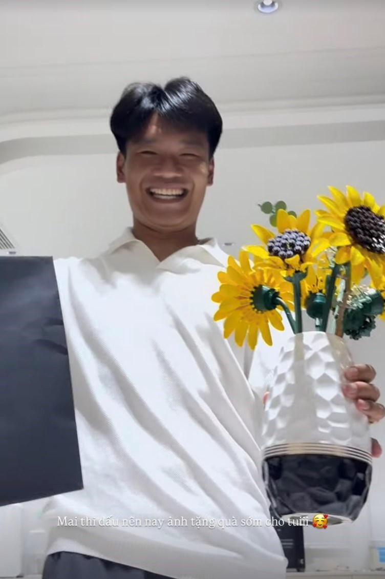 Thành Chung tự tay làm hoa handmade tặng vợ nhân 8.3