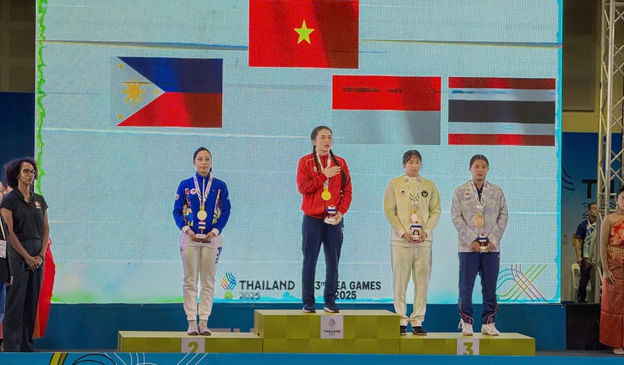 Vận động viên Nguyễn Thị Mỹ Hạnh của Vật tự do Việt Nam giành Huy chương Vàng tại SEA Games 33